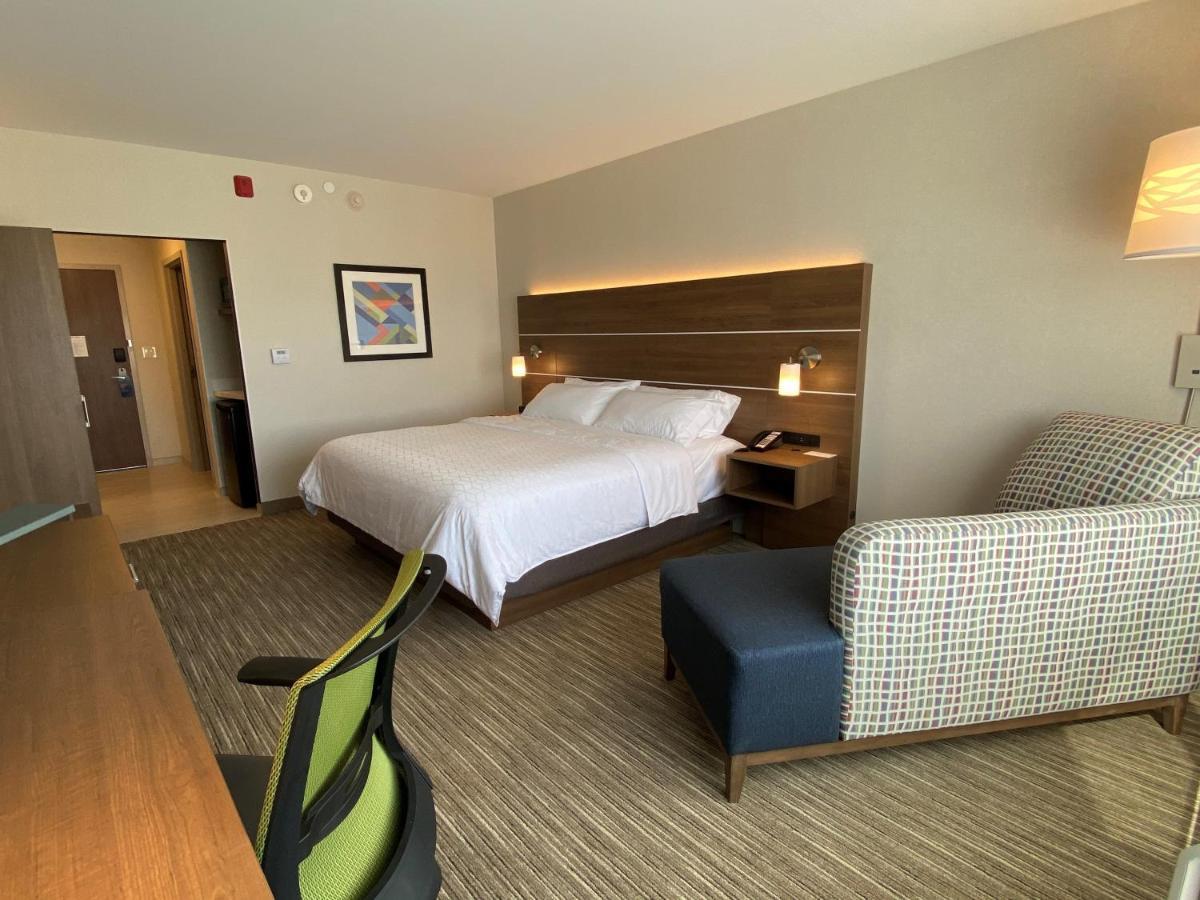Express & - By Ihg Hotel Aurora